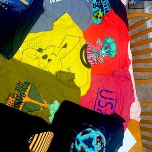 Lot size 8, medium boys shirts. Mostly Old Navy brand